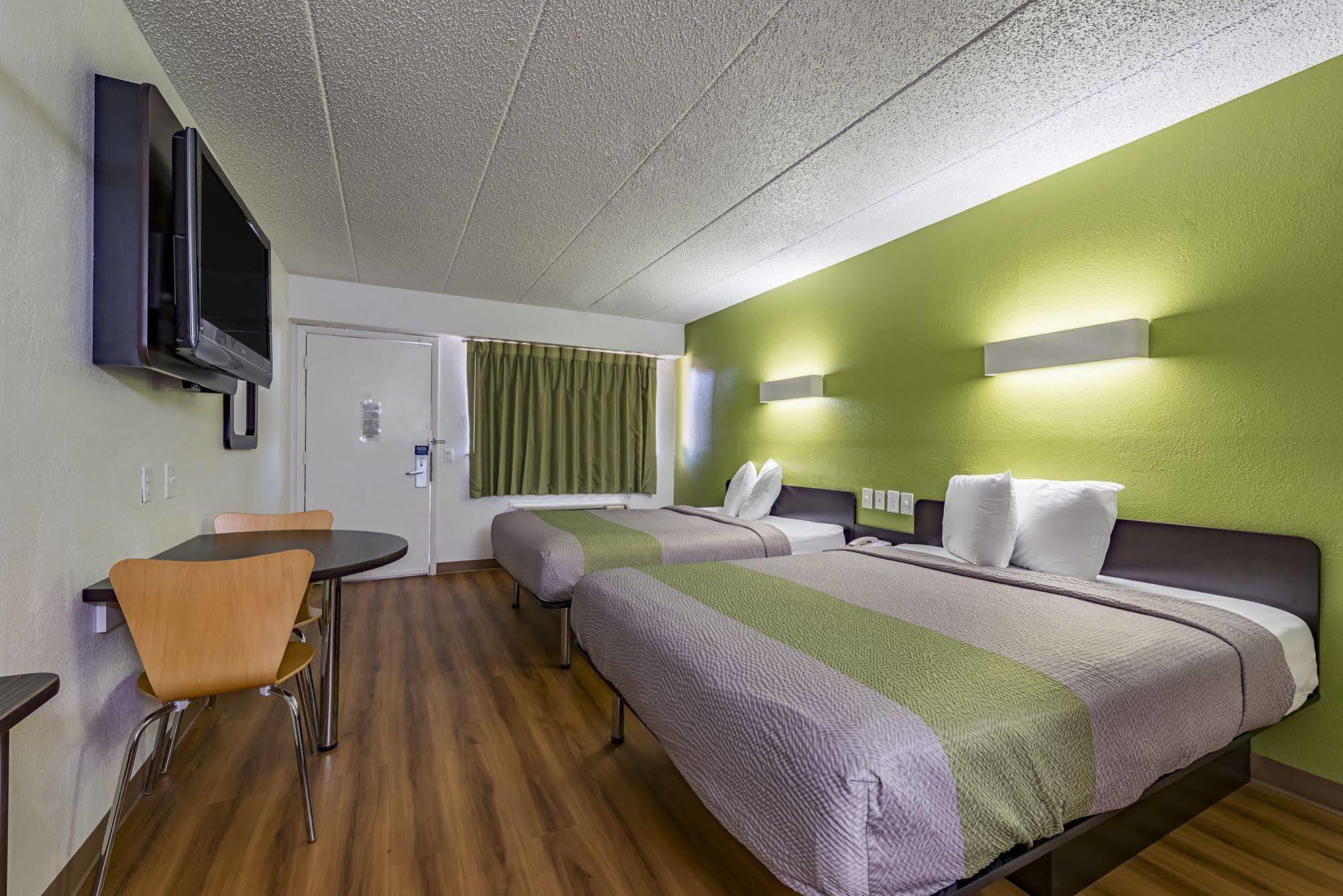 Days Inn By Wyndham Cincinnati I-71 Silverton Exterior photo